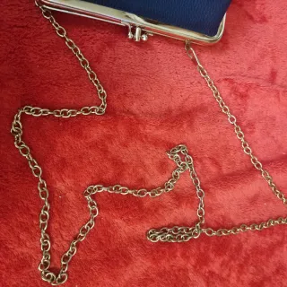 Bolso de mano azul marino cierre y cadena dorada