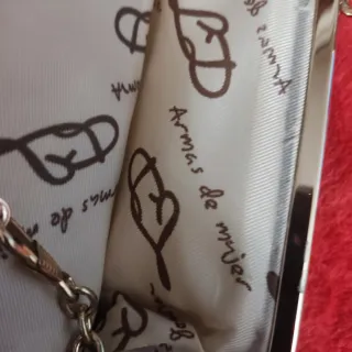 Bolso de mano azul marino cierre y cadena dorada