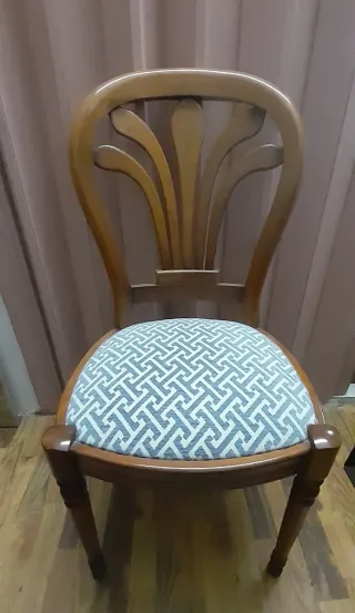 Juego 5 o 6 sillas de madera y tela azul /blanco