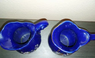 Juego de 2 jarras azules decoradas