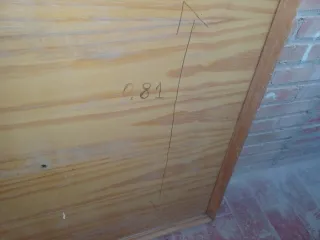 Puerta de madera antigua con herrajes. Granada