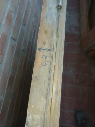 Puerta de madera antigua con herrajes. Granada