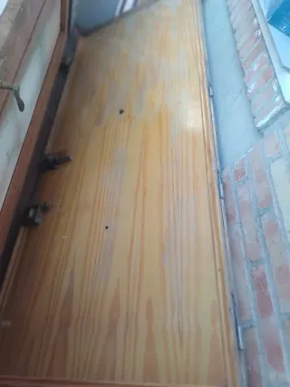 Puerta de madera antigua con herrajes. Granada