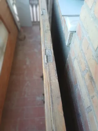 Puerta de madera antigua con herrajes. Granada