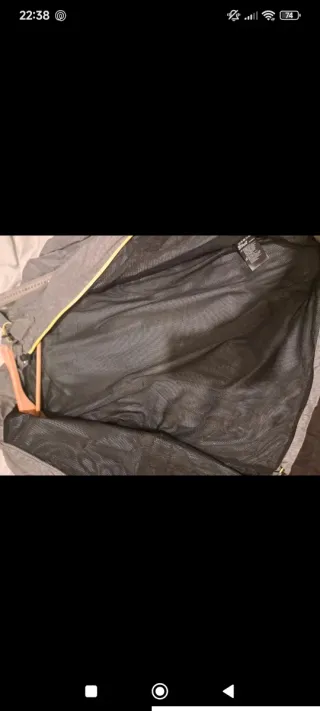 Cortavientos hombre gris y amarillo