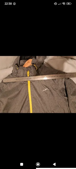 Cortavientos hombre gris y amarillo