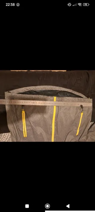 Cortavientos hombre gris y amarillo