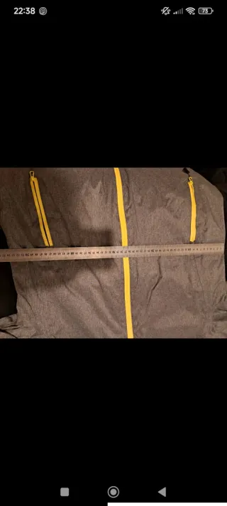 Cortavientos hombre gris y amarillo