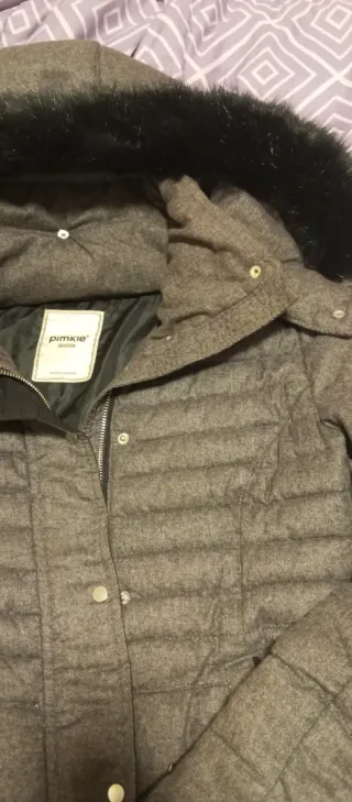 Plumas gris con capucha