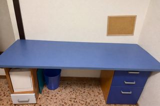 Cama individual con mesita de noche y escritorio