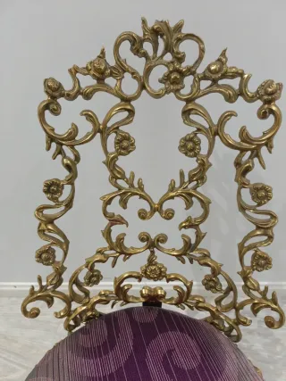Silla antigua metal dorada y asiento morado