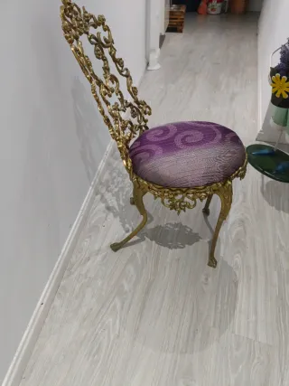 Silla antigua metal dorada y asiento morado