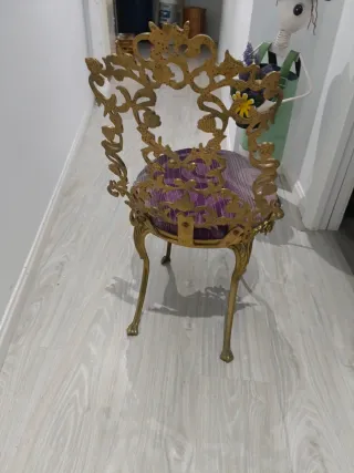 Silla antigua metal dorada y asiento morado