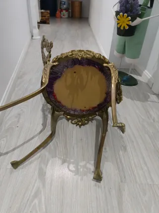 Silla antigua metal dorada y asiento morado