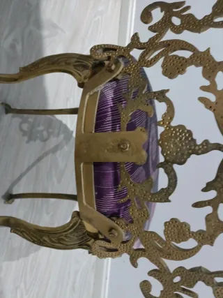 Silla antigua metal dorada y asiento morado