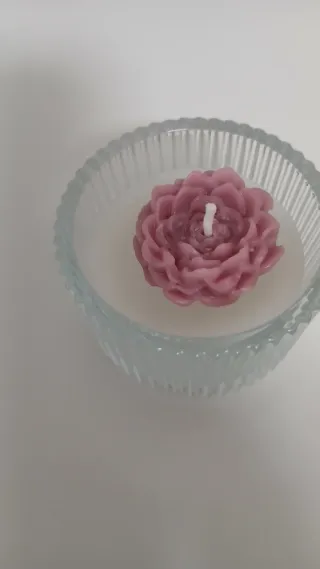 Vela aromática rosa en vaso de cristal