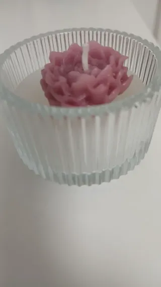 Vela aromática rosa en vaso de cristal