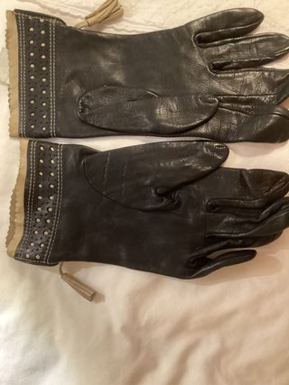 Guantes de cuero negros con detalles