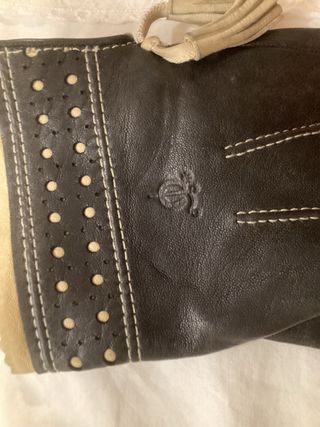 Guantes de cuero negros con detalles