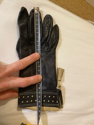 Guantes de cuero negros con detalles