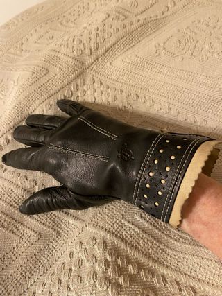 Guantes de cuero negros con detalles