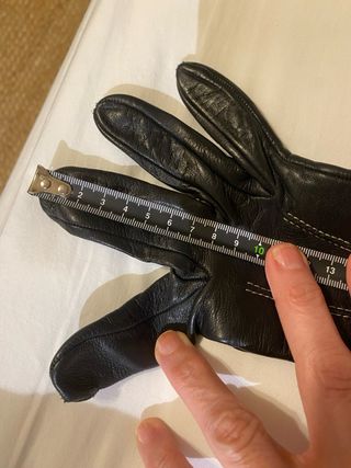 Guantes de cuero negros con detalles