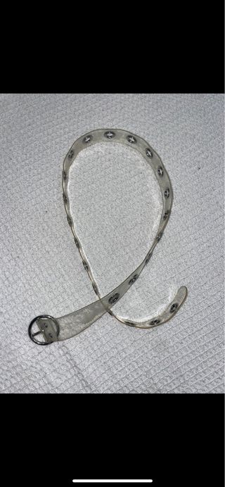 Cinturón transparente con ojales plateados