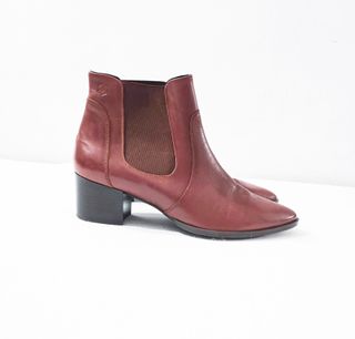 Estefanía Marco/ Botines Chelsea cuero choco 41