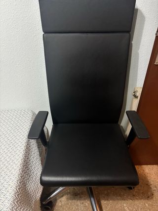 Silla ejecutiva piel negra muy cómoda