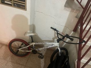 BMX blanca con rueda roja