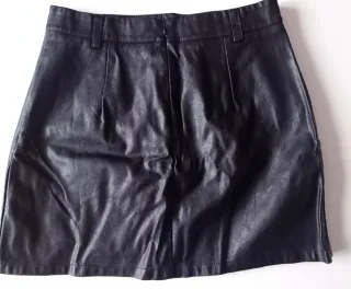 Falda pantalón efecto piel tachuelas