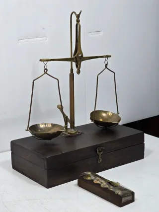 Bilancia di precisione antica con custodia