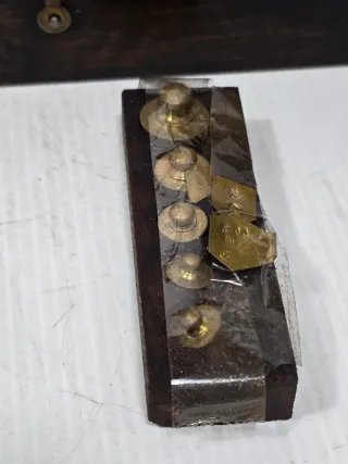 Bilancia di precisione antica con custodia