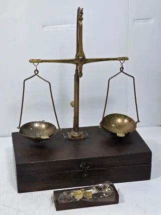 Bilancia di precisione antica con custodia