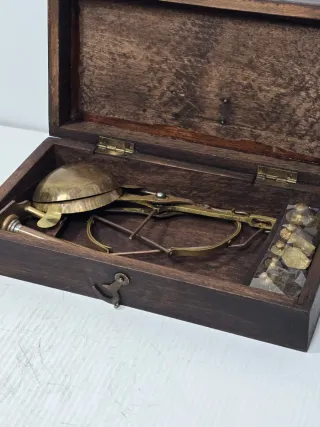 Bilancia di precisione antica con custodia