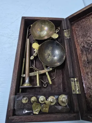 Bilancia di precisione antica con custodia