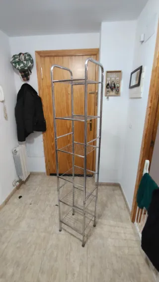 Estantería metálica plateada