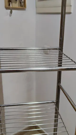 Estantería metálica plateada