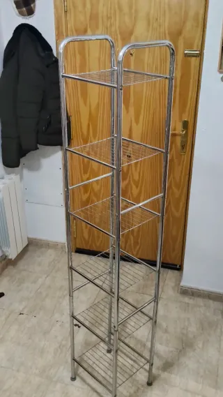 Estantería metálica plateada