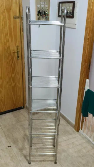 Estantería metálica plateada