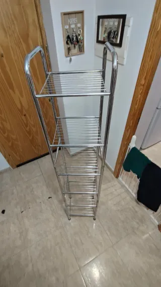 Estantería metálica plateada