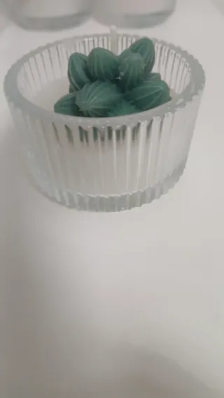 Vela aromática verde en vaso de cristal