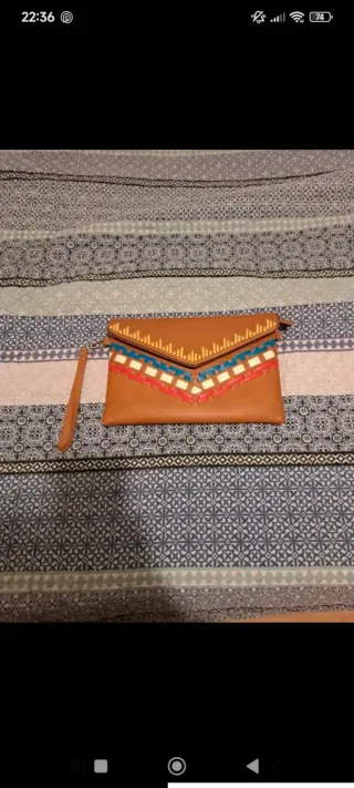 2 Bolsos de mano y hombro marrón con detalles