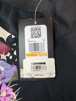 Camiseta Converse Negra con Estampado Floral