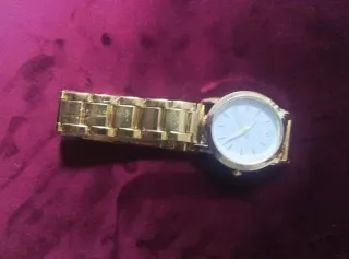 Reloj y Conjunto de Joyas Doradas