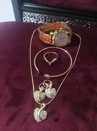 Reloj y Conjunto de Joyas Doradas
