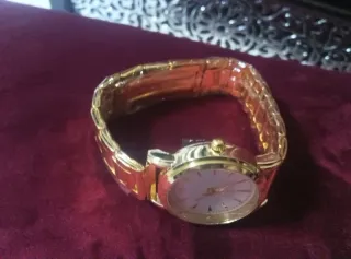 Reloj y Conjunto de Joyas Doradas