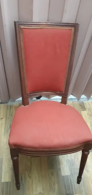 Silla antigua tapizada roja y madera