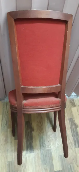Silla antigua tapizada roja y madera