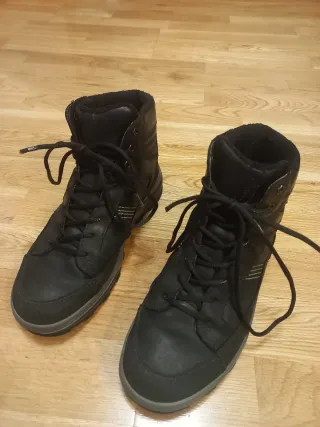 Botas de montaña negras